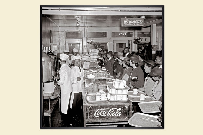 30er Jahre Viele Menschen im Cafe Bistro Kantine New York 1937 Kunstdruck Poster Vintage Historische Schwarz weiß Fotografie Bild 1