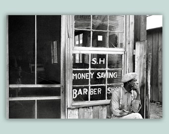 Old Barber Shop - 1935 - KUNSTDRUCK Poster - Historische Schwarz-Weiss Fotografie - Vintage Art - Mann träumt - Geschenke