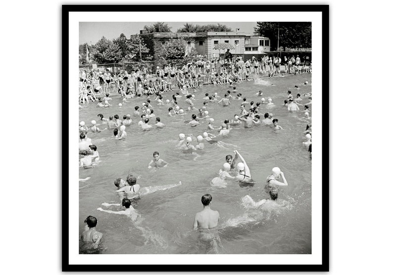 KUNSTDRUCK Sommer 1942 swimming pool II. Historische Schwarz-weiss Fotografie Schwimmer Vintage Art Fineart Photoart Geschenk Bild 1