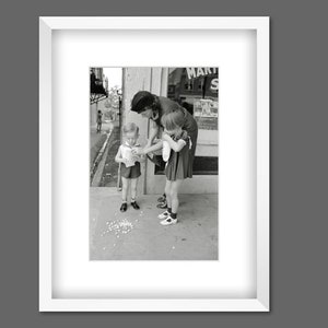 Popcorn Kinder und Mutter KUNSTDRUCK Poster ungerahmt Historische Schwarz-weiss Fotografie Vintage Art Fineart Druck Bild 3