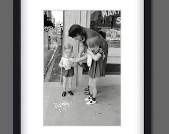 Popcorn - children and mother ART PRINT Poster unframed - historical black and white photography - vintage art - fine art - print