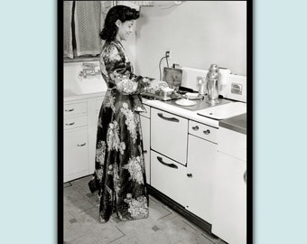 Snack at Night - Frau in der Küche, Historische schwarz weiß Fotografie, Vintage Bilder, Fineartprint Poster Küchenbild, Geschenk