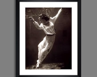 Fashion Underwater – Framed Fine Art Print | Black and White Photography 1939 | Toni Frissell | Vintage Fashion Photography