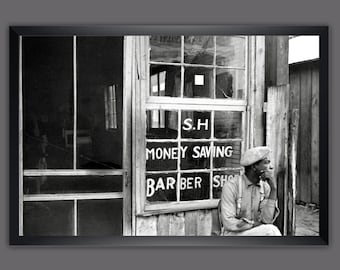 Mississippi 1935 Mann vor dem Barber Shop Kunstdruck gerahmt 63 x 43 cm Historische schwarz weiß Fotografie Wandbild Vintage Art
