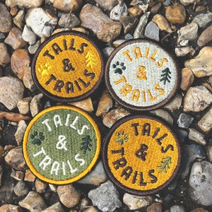 Tails & Tails Aufnäher | Merit Badge | Hund | Haustier | Wandern | Erkunden | Hundehalstuch | Gassi | Hundeleine | Pfad | Landkarte | Spaziergang | Strecke