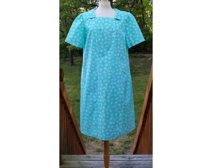 Vintage plus size Mama dress. Aqua vintage fabric.  Free Shipping.