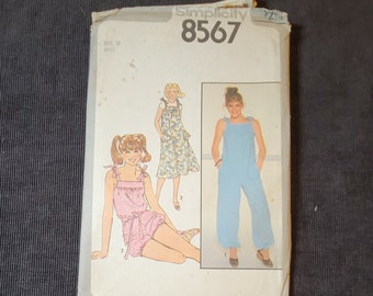 Simplicity 8567 pattern. Women's jumpsuit sewing pattern. New