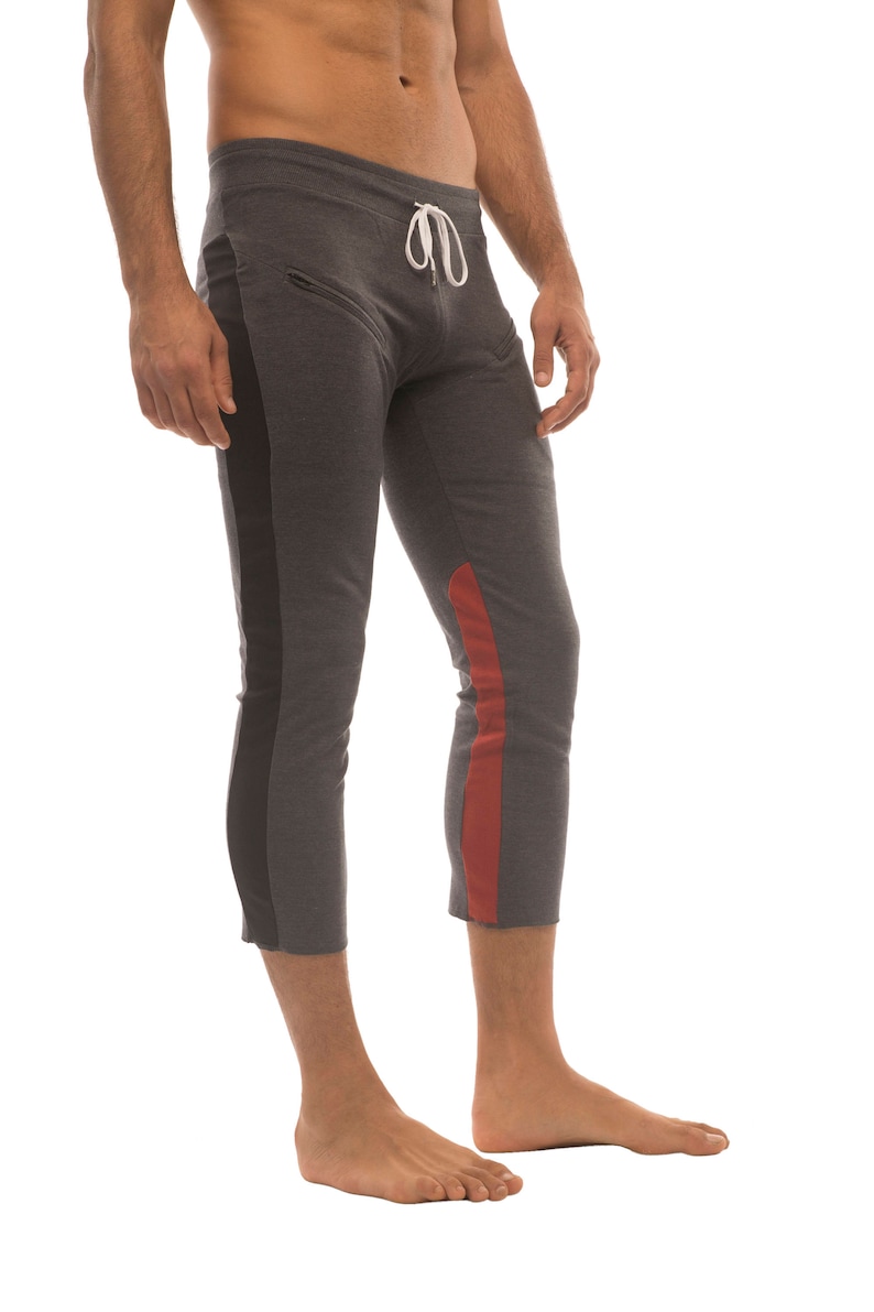 Mens 4/5 Zipper Pocket Capri Yoga Pants (Solid Cinnabar Red)