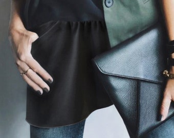 Saia Stella preta com bolsos em elastano: ideal para usar sobre leggings.