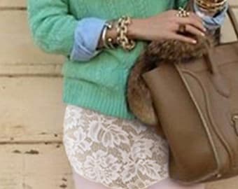 Xale Isabella em Renda Marfim: Ideal para usar como saia de ioga ou saída de praia.