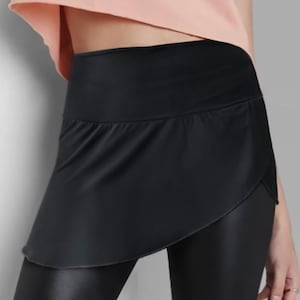 Chal de botín Lauren negro: falda con capas y leggings para cubrir