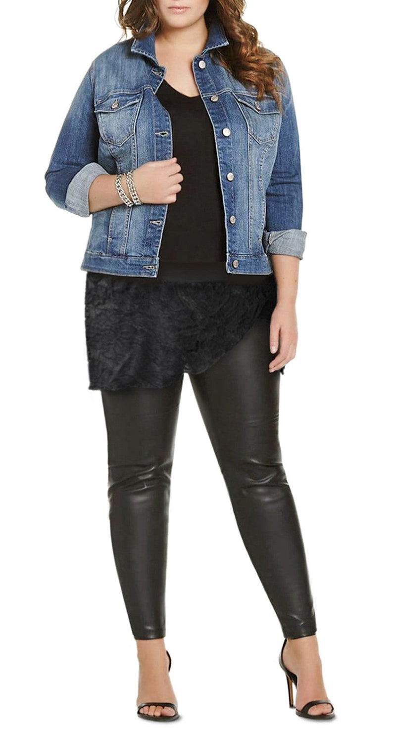 Op de afbeelding: Een vrouw draagt een blauw denim jack, een zwart shirt, een zwarte nep leren rok, zwarte nep leren leggings en zwarte hakken.