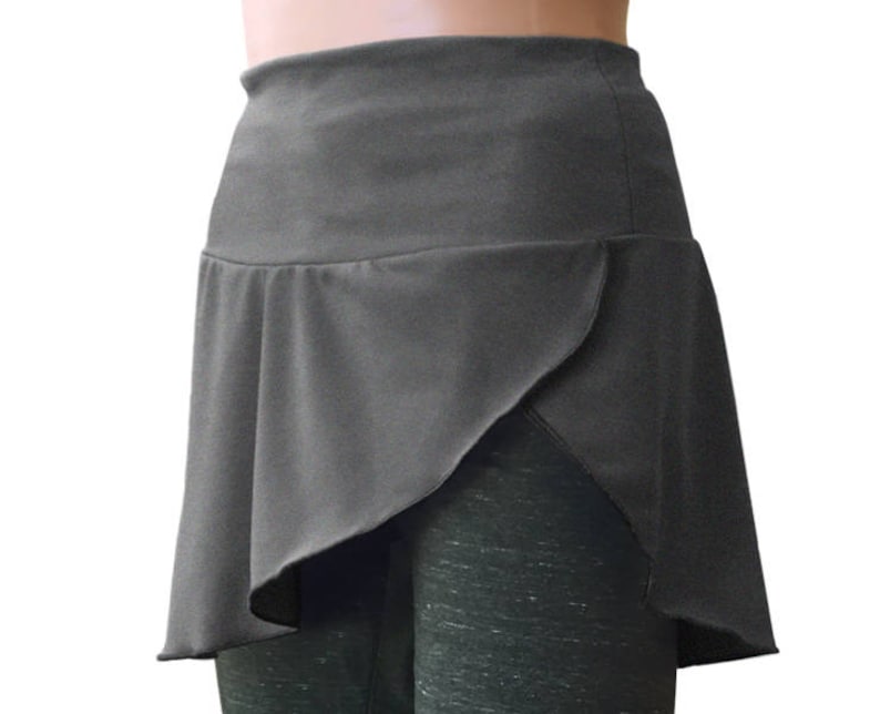 Op de afbeelding: Een grijze rok met een gelaagd ontwerp. De rok is gemaakt van een zachte, rekbare stof en heeft een hoge taille.