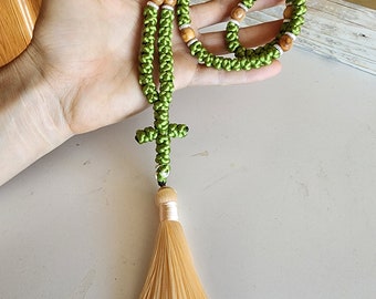 Corde de prière orthodoxe verte de 100 nœuds avec pompon et perles en bois d'olivier de Jérusalem