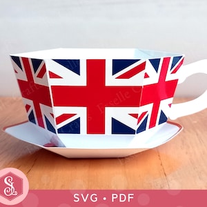 Tasse à thé et soucoupe drapeau de l'Union Modèles SVG + PDF. Coffret cadeau tasse à thé Union Jack. Boîte de gâteries britannique Tea Party. Tasse à thé en papier imprimable.