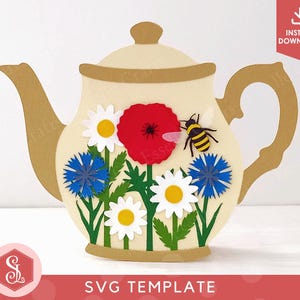 Könnte beinhalten: Ein cremefarbener, teekannenförmiger Ausschnitt mit einem roten Mohn, weißen Gänseblümchen, blauen Kornblumen, grünen Stielen und einer gelb-schwarzen Biene. Das Design umfasst einen braunen Griff, einen Ausguss und einen Deckelrand sowie ein Download-Symbol.