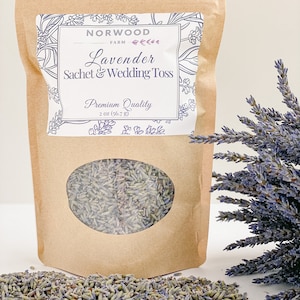 Puede incluir: Una bolsa de papel marr&oacute;n con una ventana transparente, llena de capullos de lavanda secos. La bolsa tiene una etiqueta que dice "Lavender Sachet & Wedding Toss" y "Premium Quality". Un manojo de lavanda seca y capullos sueltos est&aacute;n junto a la bolsa. La bolsa contiene 56,7 g de lavanda.