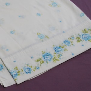 Vintage Heritage White With Blue Flower Floral Pattern Flat Full Bed Sheet