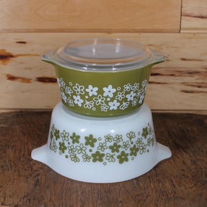 Ensemble de 1 cocottes en pyrex vert printanier vintage avec couvercle, ustensiles de cuisine rétro, décor marguerites vert avocat 474 473