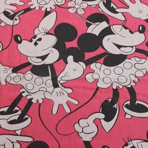 Peut inclure: Tissu rose avec un motif r&eacute;p&eacute;t&eacute; de Minnie Mouse dans diff&eacute;rentes poses. Minnie Mouse est repr&eacute;sent&eacute;e en noir, blanc et rose, portant sa jupe et son n&oelig;ud &agrave; pois embl&eacute;matiques. Le tissu est adapt&eacute; &agrave; divers projets de couture et d'artisanat.