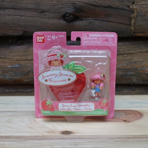 Vintage 2002 BanDai Strawberry Shortcake Berry Special Wearables - Ice Cream with Berry Purse New in Sealed Package