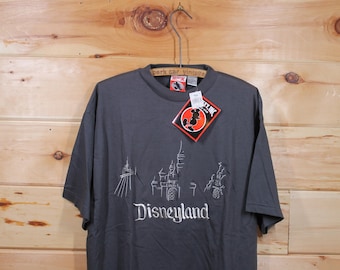 Camiseta para adultos con bordado de Mickey Inc. en gris, con el castillo de Disneyland y Space Mountain, de la época de Disney, talla XL, nueva y con etiquetas