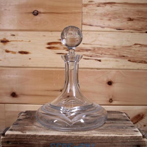 Vintage Crystal Glass Wine Decanter With Stopper In Excellent Condition. Retro Barware Kitchen Home Decor