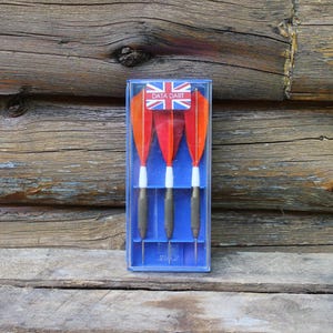 Vintage Set of 3 Darts Red Feather Flights In Original Carry Case - Made in Great Britain Kwiz Darts