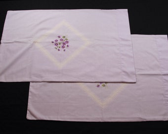 Par de fundas de almohada vintage moradas de Sears con flores moradas.