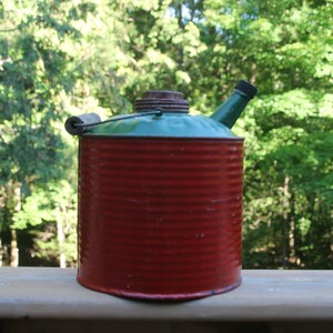 Vintage metalen gas kan rode en groene bus Home Garage Decor houten handvat 8 3/4&quot; hoog