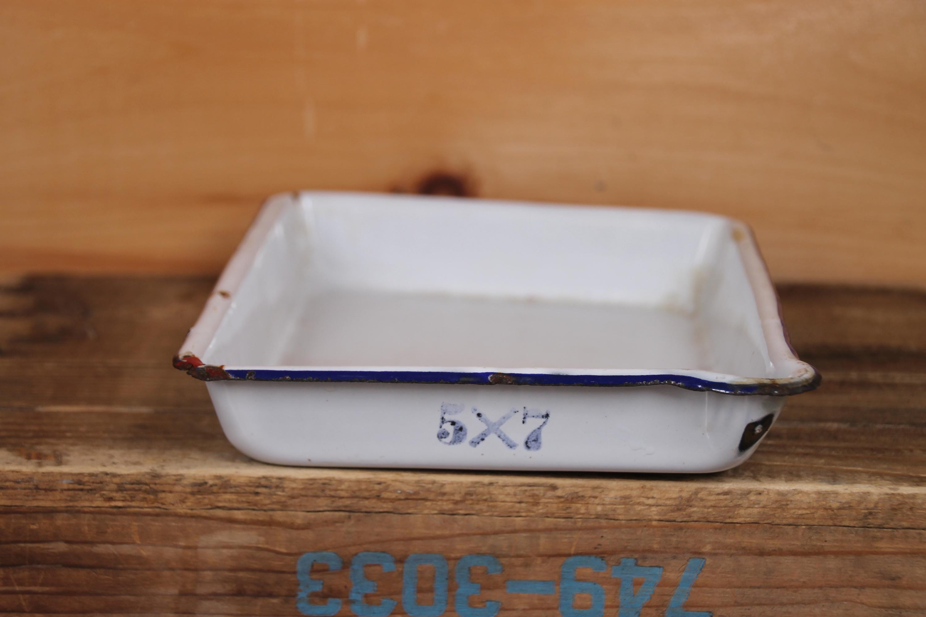 エナメル製の白い容器 青い縁取り il_fullxfull.6278578621_j2nt.jpg