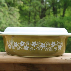 Cocotte vintage en Pyrex Spring Blossom Green, 2,5 pintes, 045, avec couvercle assorti, ustensiles de cuisine rétro, décor marguerites vert avocat