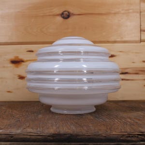 Vintage grote glazen verlichtingsarmatuur uit het midden van de eeuw; kap - melkwit glas, fancy woondecoratie