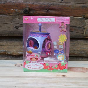 Vintage 2002 BanDai Strawberry Shortcake Berry Cute Rides CakeWalk Carousel New in Open Box