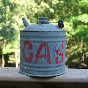 Vintage metalen gasbusje Home Garage Decor houten handvat 8 3/4&quot; hoog