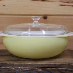 Cacerola vintage Pyrex 024 de 2 cuartos de galón de color amarillo con tapa, decoración de cocina retro