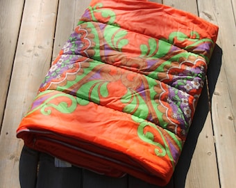 Saco de dormir vintage laranja com estampa retrô e moderna, fabricado na Alemanha.