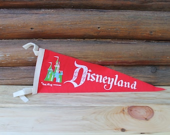 Banderín turístico vintage de fieltro de Disneyland Walt Disney Red Castle
