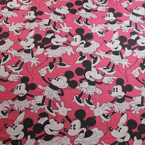Peut inclure: Tissu rose avec un motif r&eacute;p&eacute;t&eacute; de Minnie Mouse dans diverses poses. Minnie est repr&eacute;sent&eacute;e en noir et blanc avec une jupe &agrave; pois. Le tissu est adapt&eacute; &agrave; la couture, au patchwork ou &agrave; l'habillement.