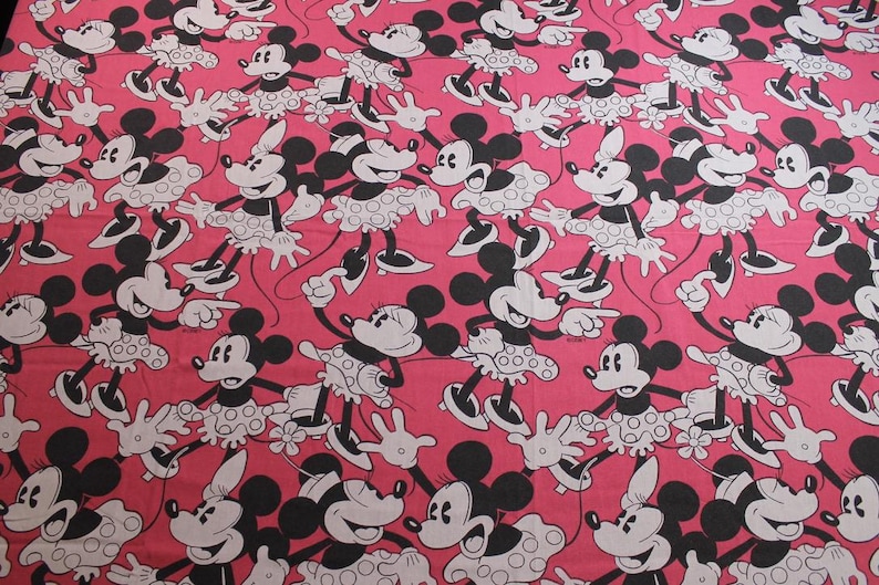 Peut inclure: Tissu rose avec un motif r&eacute;p&eacute;t&eacute; de Minnie Mouse dans diverses poses. Minnie est repr&eacute;sent&eacute;e en noir et blanc avec une jupe &agrave; pois. Le tissu est adapt&eacute; &agrave; la couture, au patchwork ou &agrave; l'habillement.