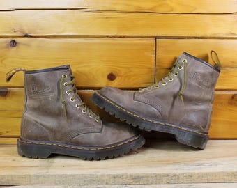 Botas vintage Dr. Doc Martens Air Wair 1460 de 8 ojales, de cuero marrón claro - Talla 7 de hombre / Talla 8 de mujer (EE. UU.)