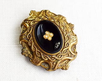 Prendedor de vestido vintage preto e dourado dos anos 1930 | Moldura repuxada ornamentada dos anos 30 | Centro de vidro preto | Cabochões de pérolas-semente | Joias do estilo neovitoriano