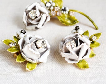 Conjunto de joias vintage de esmalte floral dos anos 40 | Broche de rosa branca dos anos 40 Demi Parure | Folhas verdes | Strass e contas de arame | Brincos de pressão