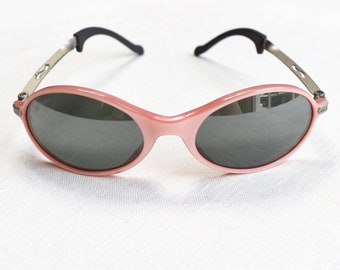 Occhiali da sole vintage Ray-Ban Orbs / Occhiali da sole ovali traslucidi rosa anni '80 / Lenti a specchio Flash Bausch & Lomb / Argento opaco / Dettaglio twist