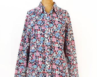 Camisa Sears de los años 70 con botones frontales / Camisa vintage ajustada con estampado floral de los años 70 / Algodón azul marino suave / Flores turquesa, rosas y blancas / Talla M