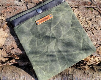 Petite pochette artisanale en cuir et toile cirée pour le bushcraft, le camping et les grands espaces par PNWBUSHCRAFT