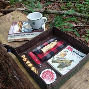 Bandeja plegable Deluxe XL de lona encerada de secuoya para su equipo, suministros, pipas, bushcraft y artículos de uso diario en marrón y verde