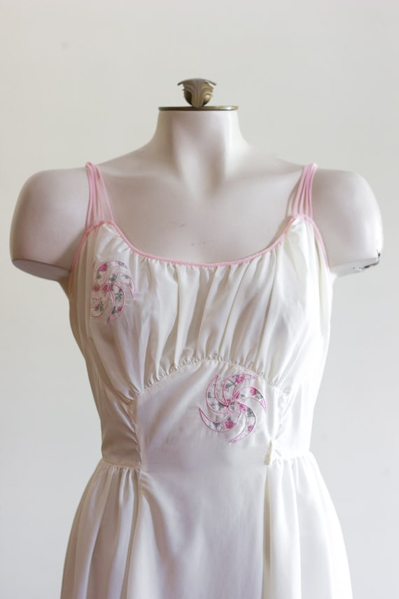 Vintage 1950s White Slip with Pink Pinwheel Design - image 6