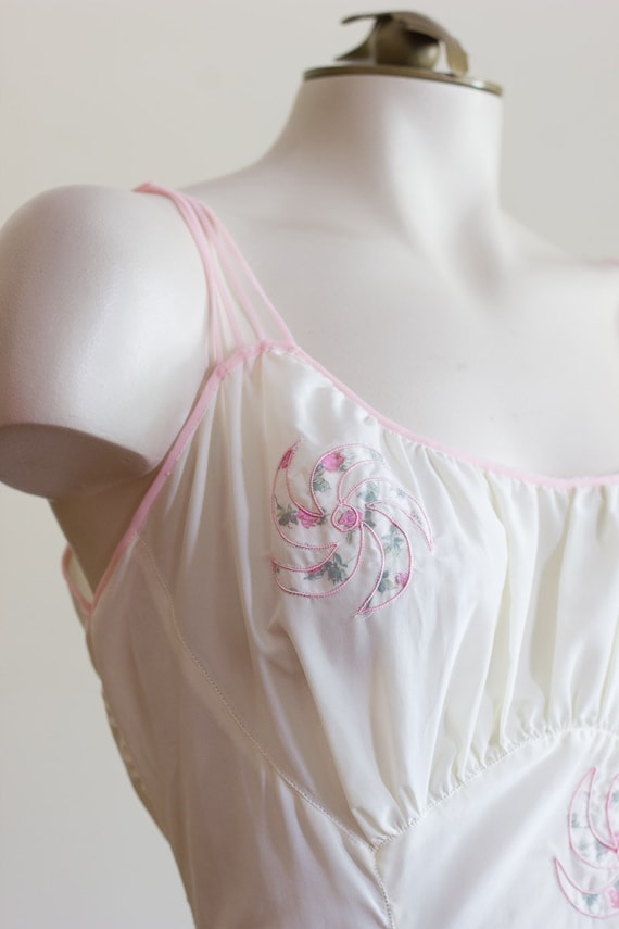 Vintage 1950s White Slip with Pink Pinwheel Design - image 2