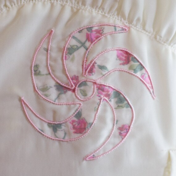 Vintage 1950s White Slip with Pink Pinwheel Design - image 7